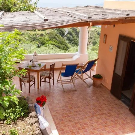 Al Cappero Farm stay Malfa (Salina)